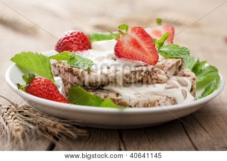 pane croccante con ricotta e frutti di bosco