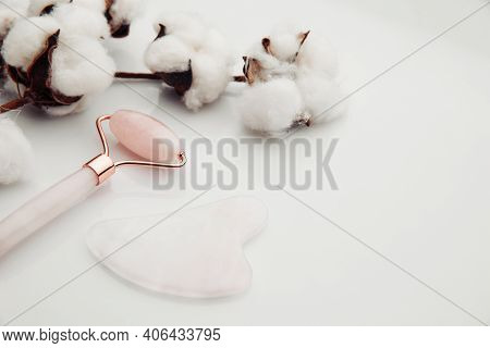 Jade Roller For Face Massage. Pink Gua Sha Facial Massager Tools. Anti Age, Lifting And Toning Treat