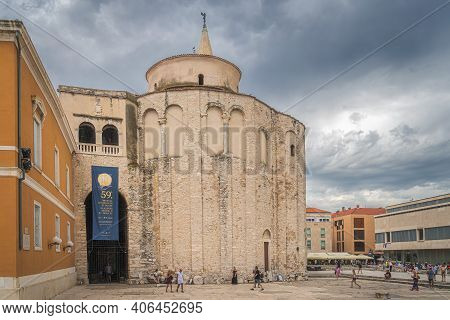 Zadar, Croatia, July 2019 Tourists Admiring And Taking Pictures Of St. Donata, Circular Church In Ea