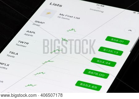 Vilnius, Lithuania - February 3 2021: Robinhood App And Logo On The Screen Of A Smartphone. American