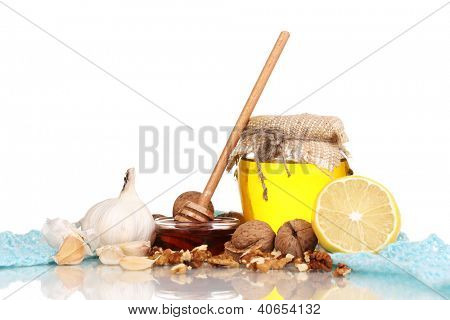 Gesunde Zutaten für die Stärkung der Immunität auf warmen Schal, isolated on white