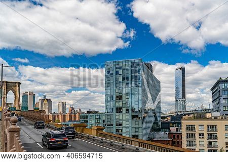 Brooklyn, New York, Usa - September 13, 2019: Brooklyn Bridge Across East River To Low Manhattan New