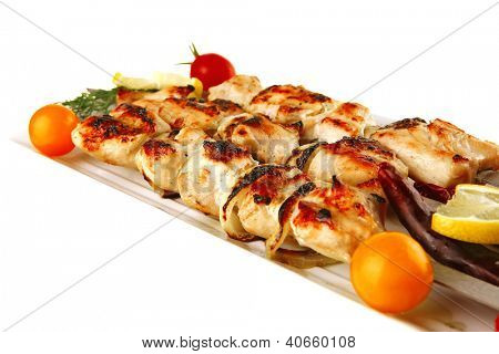 frisk stegt shish kebab på hvidt fad