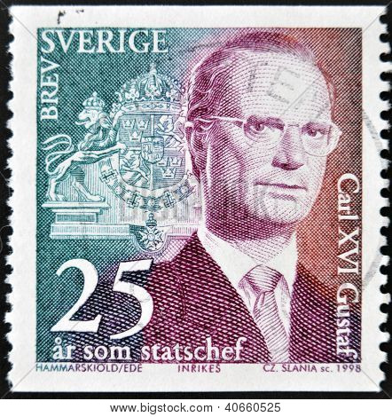 Sverige - CIRCA 1998: stempel trykt i Sverige viser kong Carl XVI Gustaf circa 1998.