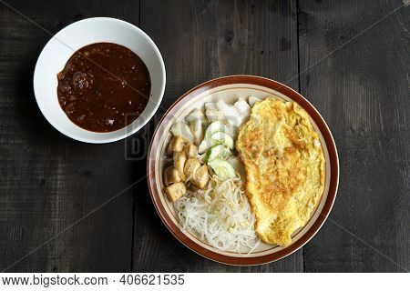 Vegetarian Dish From Jakarta Called Ketoprak. Consisting Of Tofu, Vegetables, Rice Cake, And Rice Ve