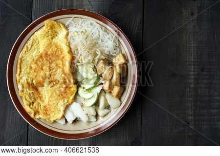 Vegetarian Dish From Jakarta Called Ketoprak. Consisting Of Tofu, Vegetables, Rice Cake, And Rice Ve