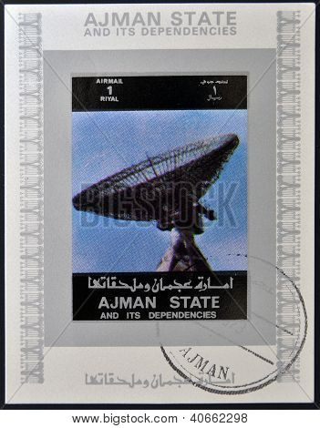 AJMAN státu - cca 1973: Razítko vytištěno v příjmu antény prostor pořady Spojené arabské emiráty