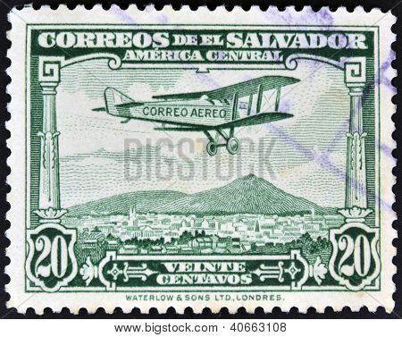 EL SALVADOR - CIRCA 1940: Un sello impreso en el Salvador muestra el vuelo de avión sobre El Salvador