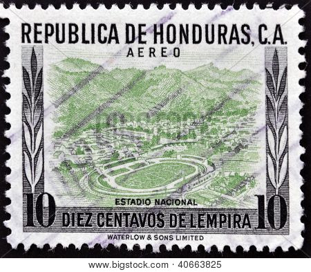 HONDURAS - 1980 yaklaşık: Honduras basılmış damga 1980 yaklaşık Ulusal Stadyumu gösterir
