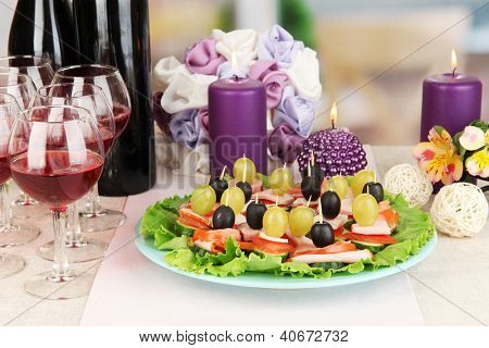 Canapés e vinhos no restaurante