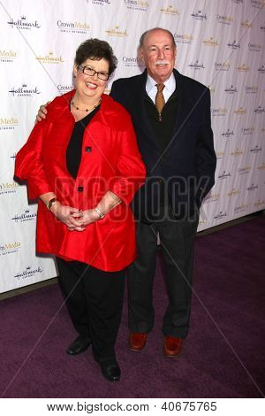LOS ANGELES - JAN 4: Debbie Macomber kommt bei der Hallmark Channel 2013 Winter TCA Party. bei Hunt