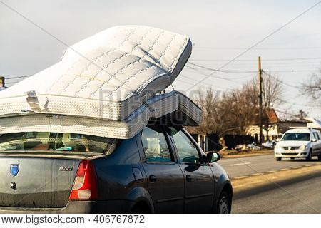 Mattress On Car Roof, Dacia Logan Carrying Mattresses On Roof In Bucharest, Romania, 2021