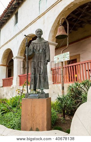 พ่อ Junipero Serra ปั้น Santa Barbara Mission