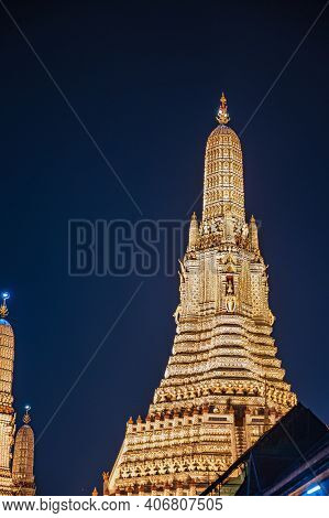 Wat Arun With  Roof Top Of The Building In The Night Time.wat Arun Ratchawararam Ratchawaramahawihan