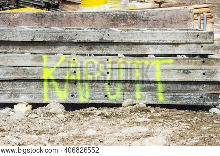 The Word 'kaputt' (broken) Sprayed In Green At A Construction Site