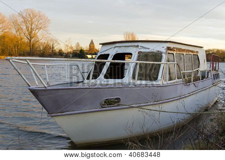 Bateau vieux et rouillé