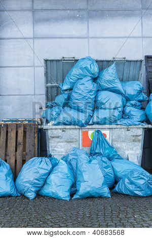 Ã¼berfÃ¼llter MÃ¼llcontainer