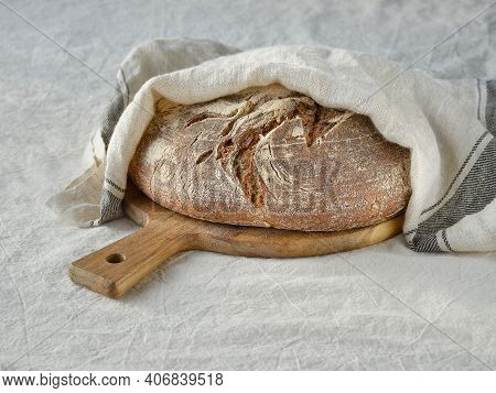 No Knead Handmade Loaf On Cutting Board On Textile With Linen Towel, Spelt Ears. German Bauernbrot M