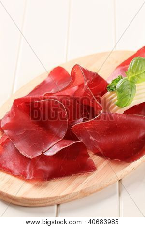 jamón magro ahumado sobre la tabla para cortar madera