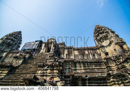 Prang Of Angkor Wat ,the Archaeological Site That Was Built To  Worship  Shiva Of The Hindu By Angko