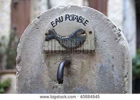 Água potável em uma fonte francês