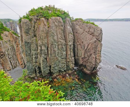 Pilas de mar en la costa de Canadá