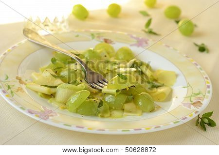 Zucchini with white grapes and mint