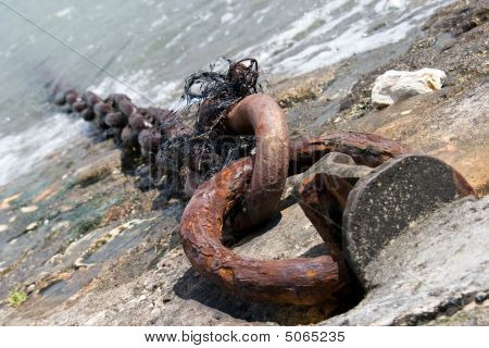 Kæde på en Dock fører ud i havet.