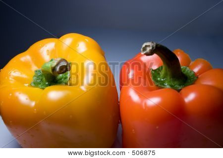 Aislado pimiento naranja y amarillo