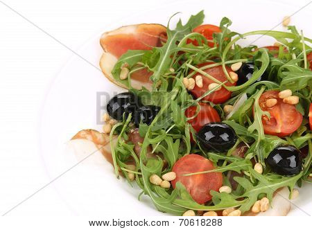 Salad with arugula and prosciutto.
