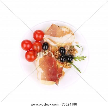Salad with arugula and prosciutto.