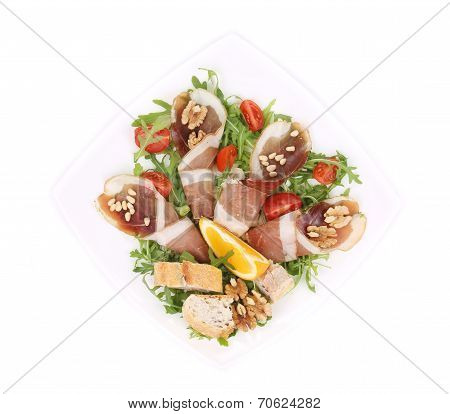 Salad with arugula and prosciutto.