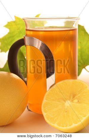 Varm citronte med Maple Leafs