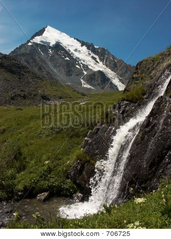 Gletscheren og vandfald
