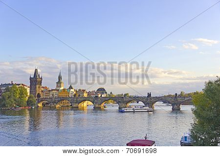 Illuminated charles bridge at dusk in Prage (Czech Republic)