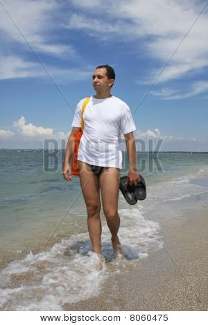 ein Mann geht am Strand