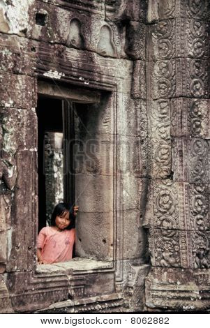 Mädchen am Fenster, Angkor Wat, Kambodscha