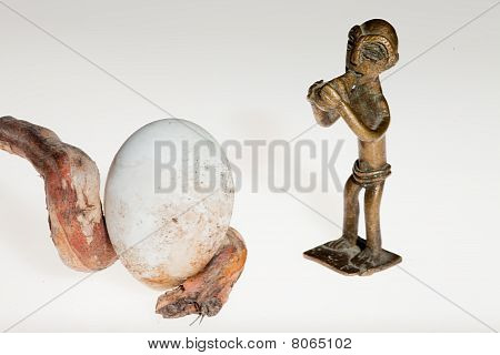 Flötist Skulptur und Ei