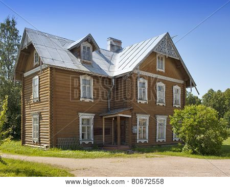 Oranienbaum (Lomonosov). Upper park. Ancient inhabited wooden house.