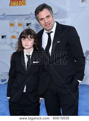LOS ANGELES - APR 12:  Mark Ruffalo & Bella Ruffalo arrives to the MTV Movie Awards 2015  on April 12, 2015 in Hollywood, CA                