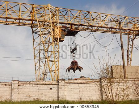 Grabber crane at recycling center