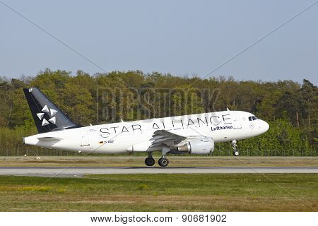 Frankfurt International Airport - Airbus A319-114 Of Lufthansa Takes Off