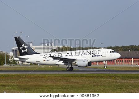 Frankfurt International Airport - Airbus A319-114 Of Lufthansa Takes Off