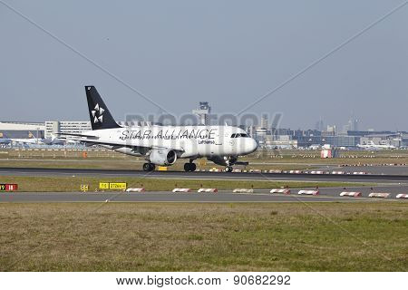 Frankfurt International Airport - Airbus A319-114 Of Lufthansa Takes Off