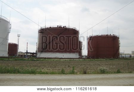 Storage tanks for petroleum products. Equipment refinery.