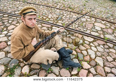 Soldat med kedel og pistol i Retro stil billede