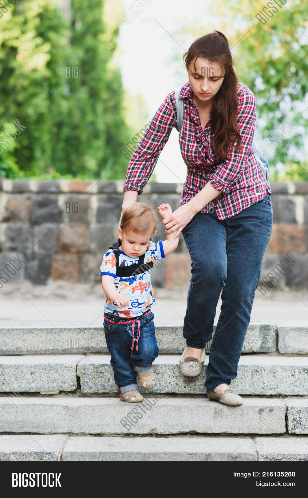 Ребенка учат ходить. Teaching to walk. Mom walk. Первые шаги ребенок родители. Мама страхует.