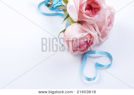 ハート形のリボンとバラの花束
