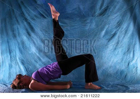 Mujer en una Pose de Yoga puente patas