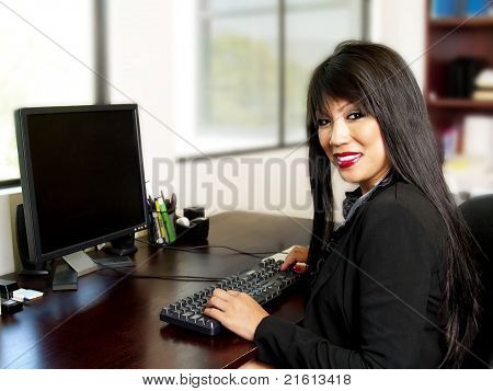 สาวเอเชียบนแป้นพิมพ์คอมพิวเตอร์
